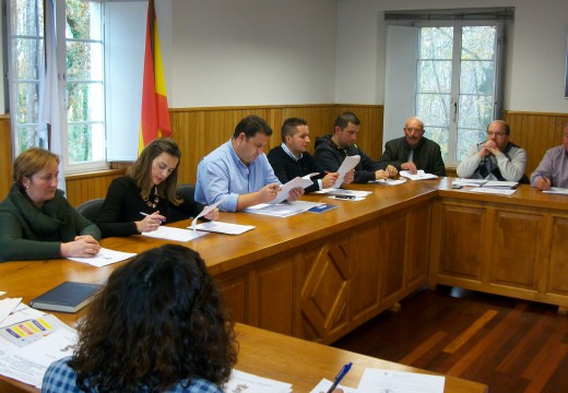 O pleno de Frades aproba máis de 422.000 euros en investimentos en infraestruturas e equipamentos municipais